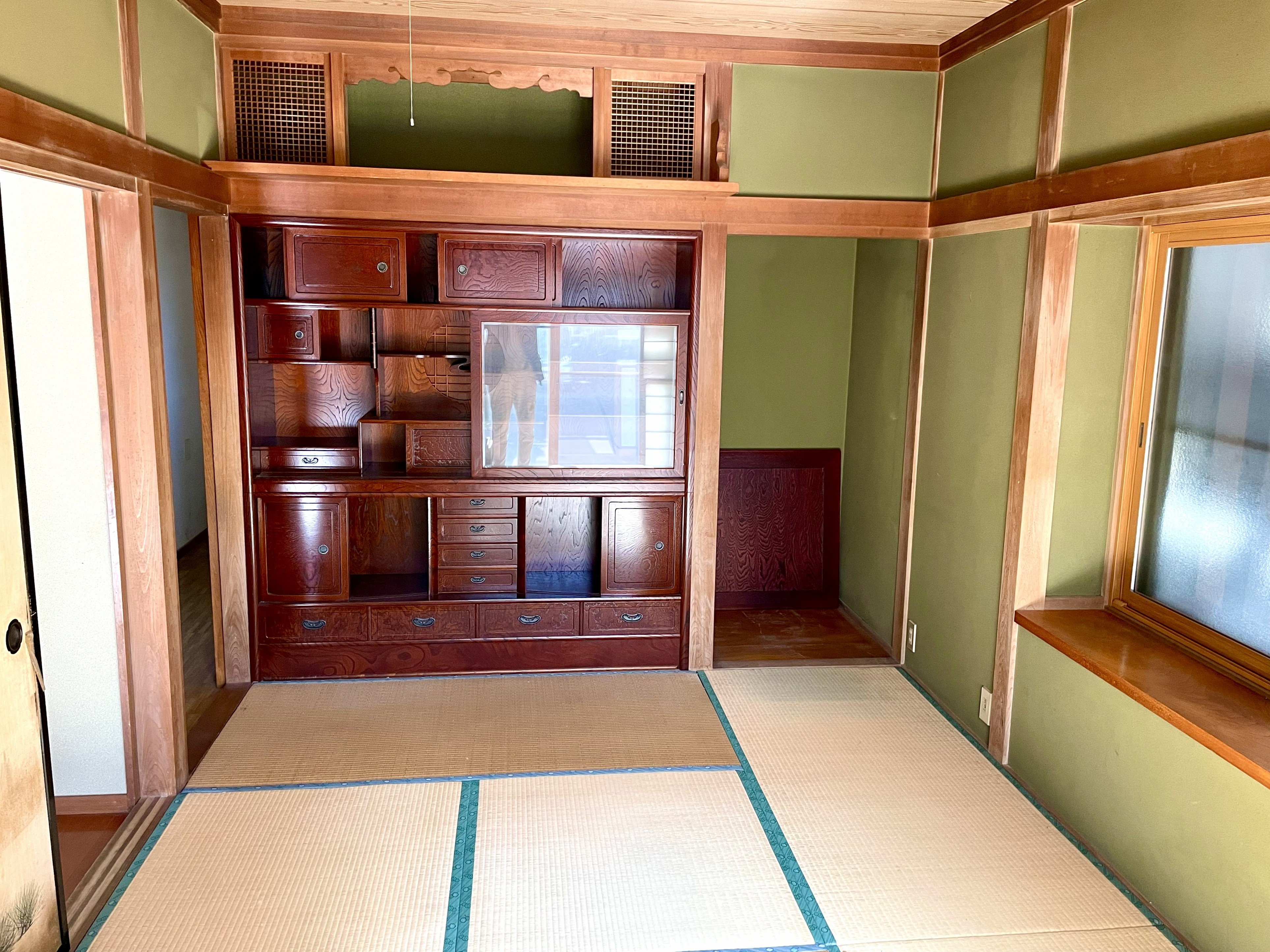 （茶箪笥・神棚・仏スペース）