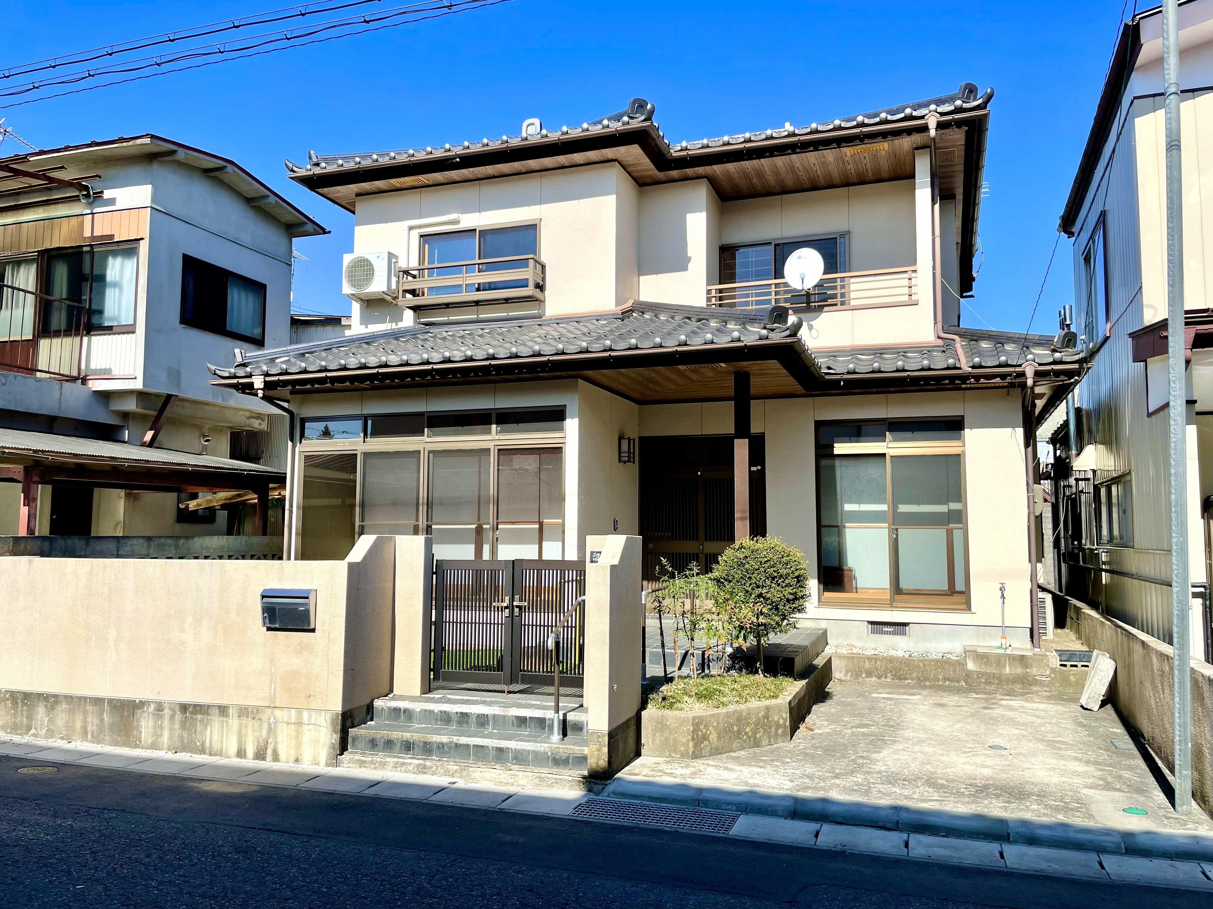 （木造 瓦葺き 2階建）